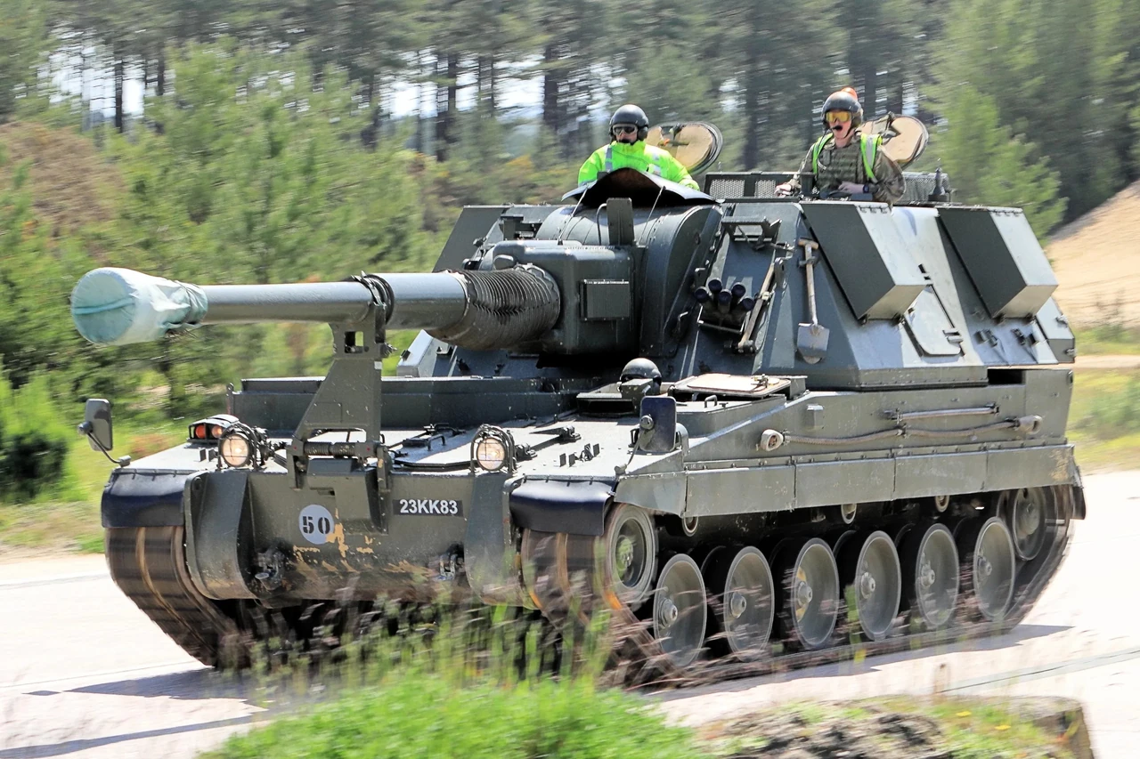 Артобстріл це масований вогонь артилерії, що визначає хід сучасних боїв